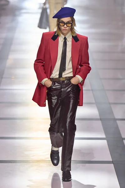 Look 16